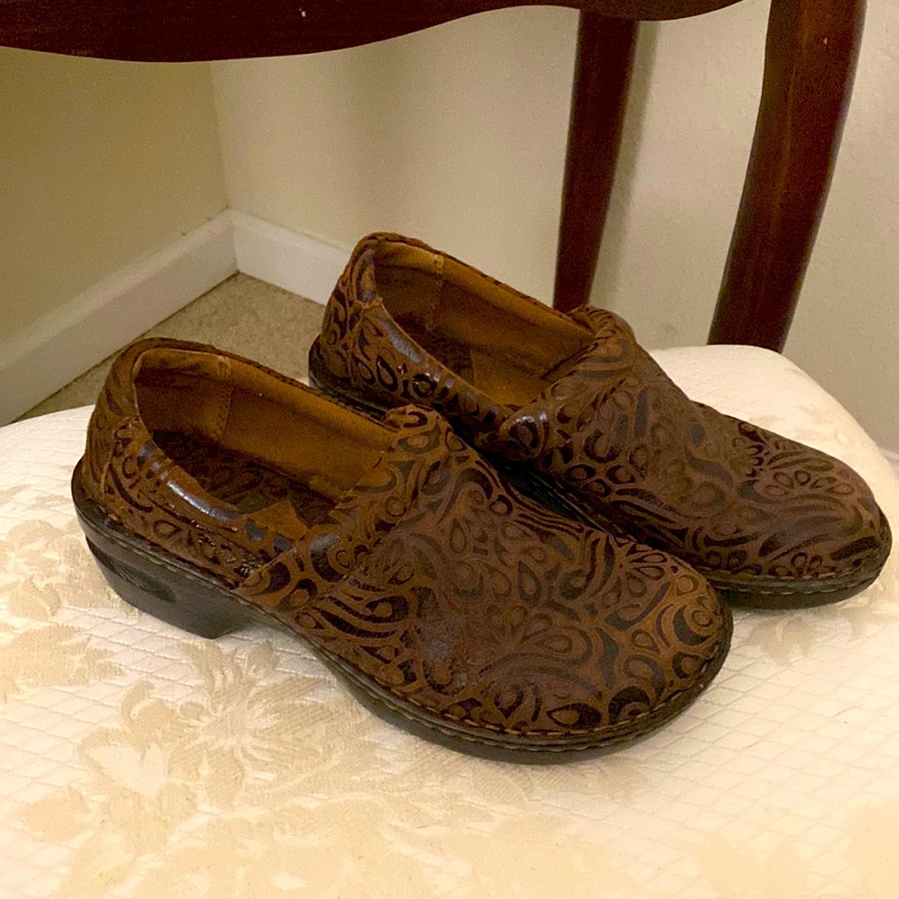 BORN boc | Peggy Brown Suede Paisley Clogs